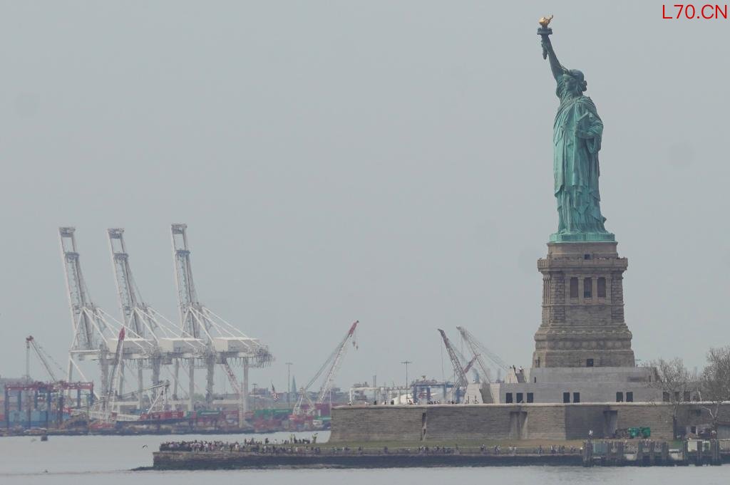 这是4月15日在美国纽约拍摄的纽约和新泽西港。纽约和新泽西港是美国东北部最大的贸易和货物进出口中心。新华社记者张凤国摄