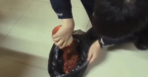 女子在豆瓣酱里藏100克金条寄男友，被北京警方拦截！详情披露
