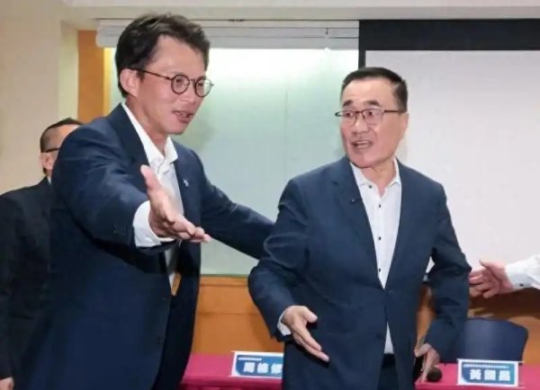 为“小鸡”募款遭赖瑞隆嘲讽，黄国昌呛：满身铜臭味的“新潮流”